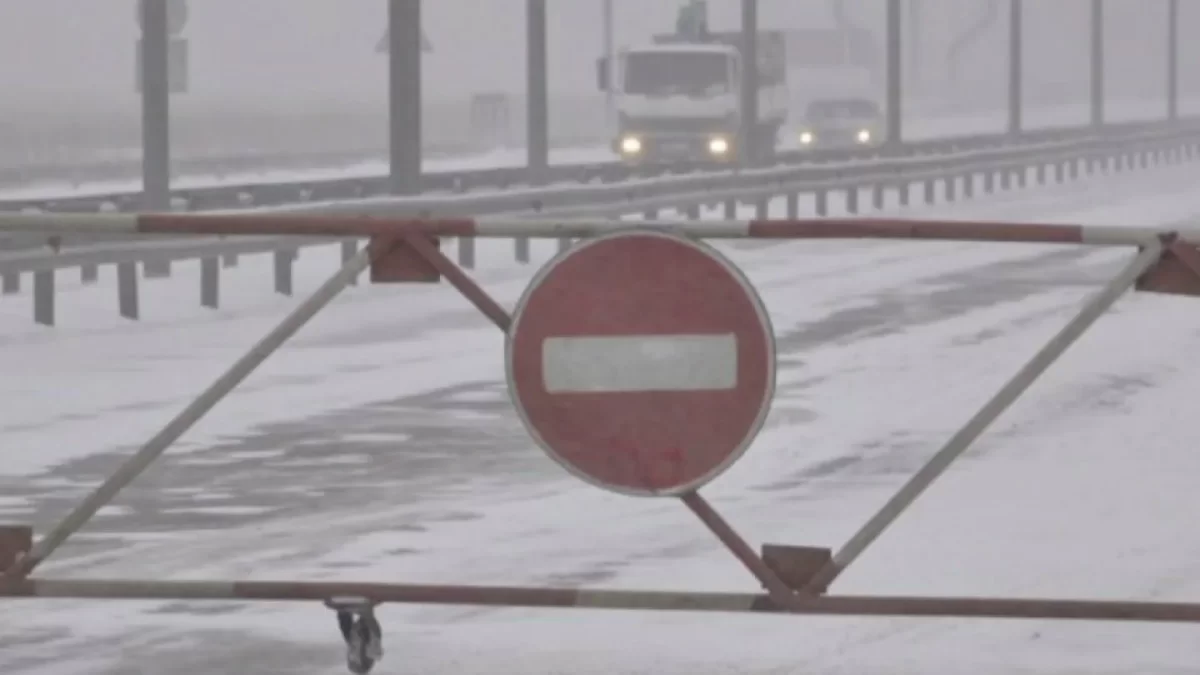 В восьми регионах Казахстана из-за непогоды закрыли участки трасс