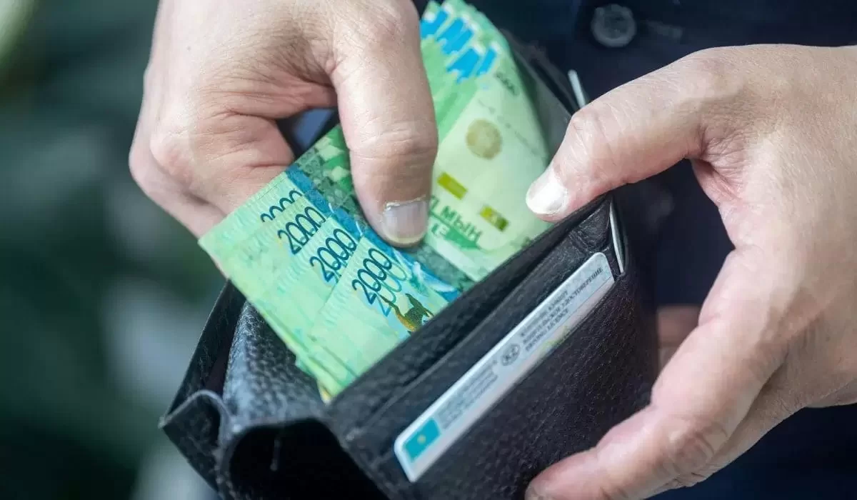 Зарплаты выросли только на бумаге: казахстанцы стали еще беднее