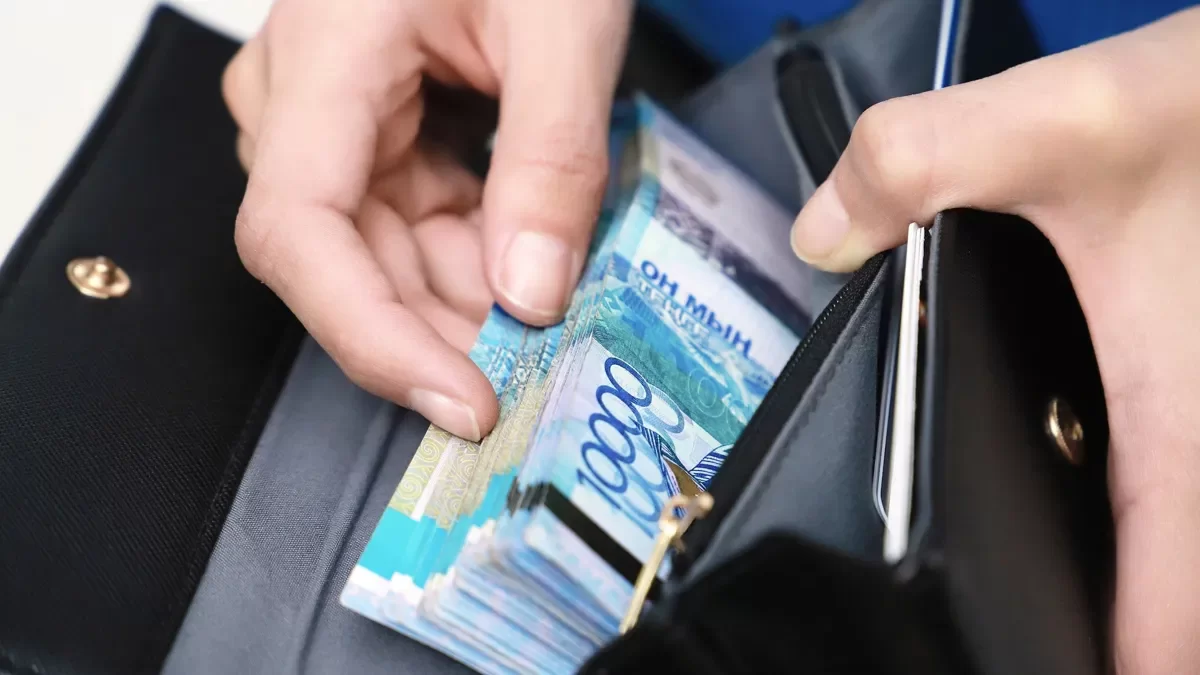 Почему доходы казахстанцев снизились в 2025 году — ответ Минэкономики