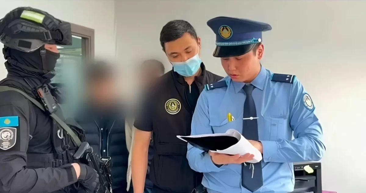 В Актобе "помогайки" оформляли иностранцев по липовым документам
