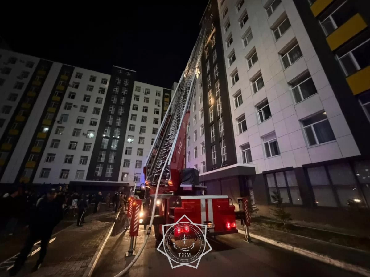 Пожар с 1 по 10 этаж: людей вытаскивали через окна в Астане