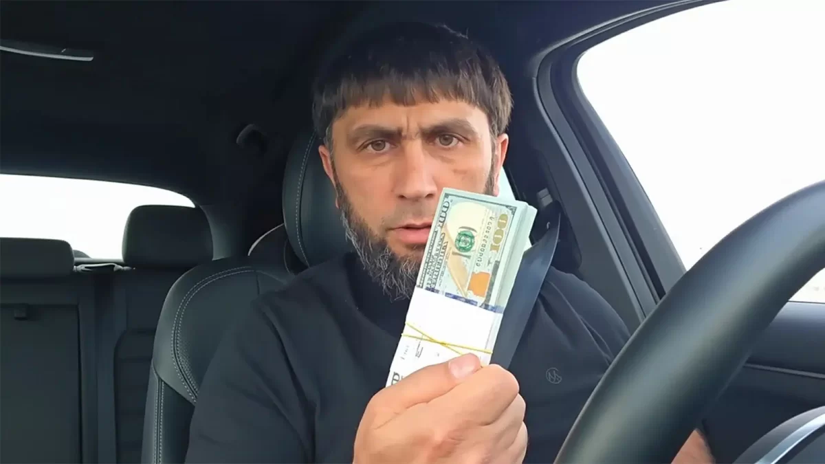 Казахстанец анонимно отправил пачку долларов в Дагестан