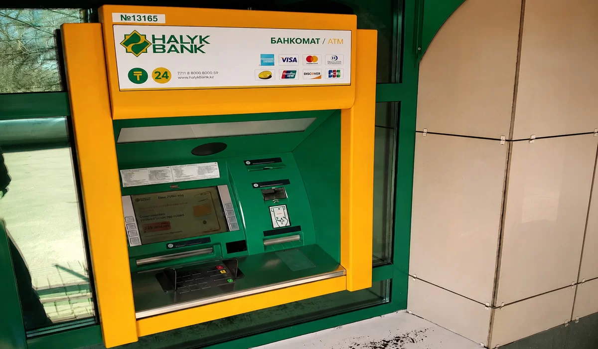 Снять деньги в Halyk Bank непростo: клиент пожаловался на банкомат
