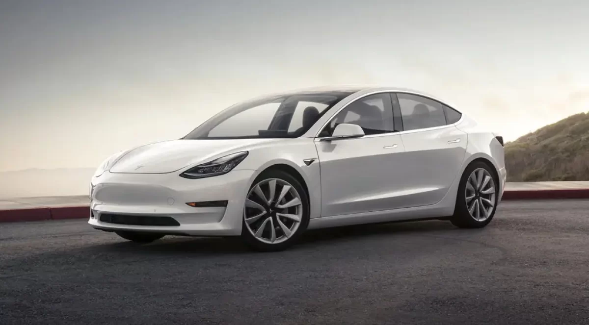 Tesla отзывает 218 тыс. машин из-за задержки камеры заднего вида