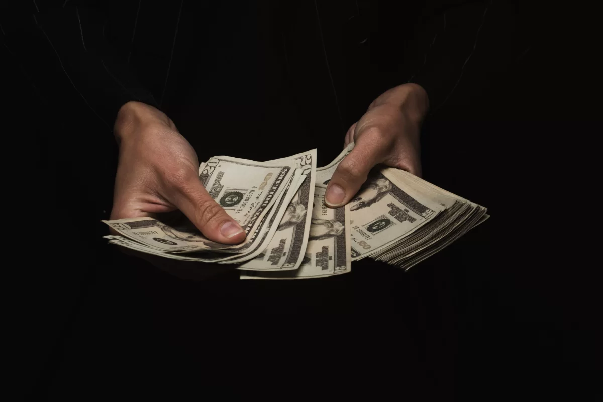 Казахстанцы вынесли из обменников почти 500 млрд тенге: что происходит