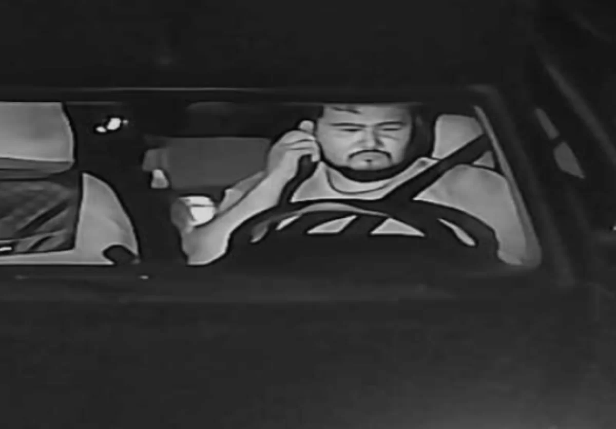 Казахстанец почесал ухо и получил штраф за телефон