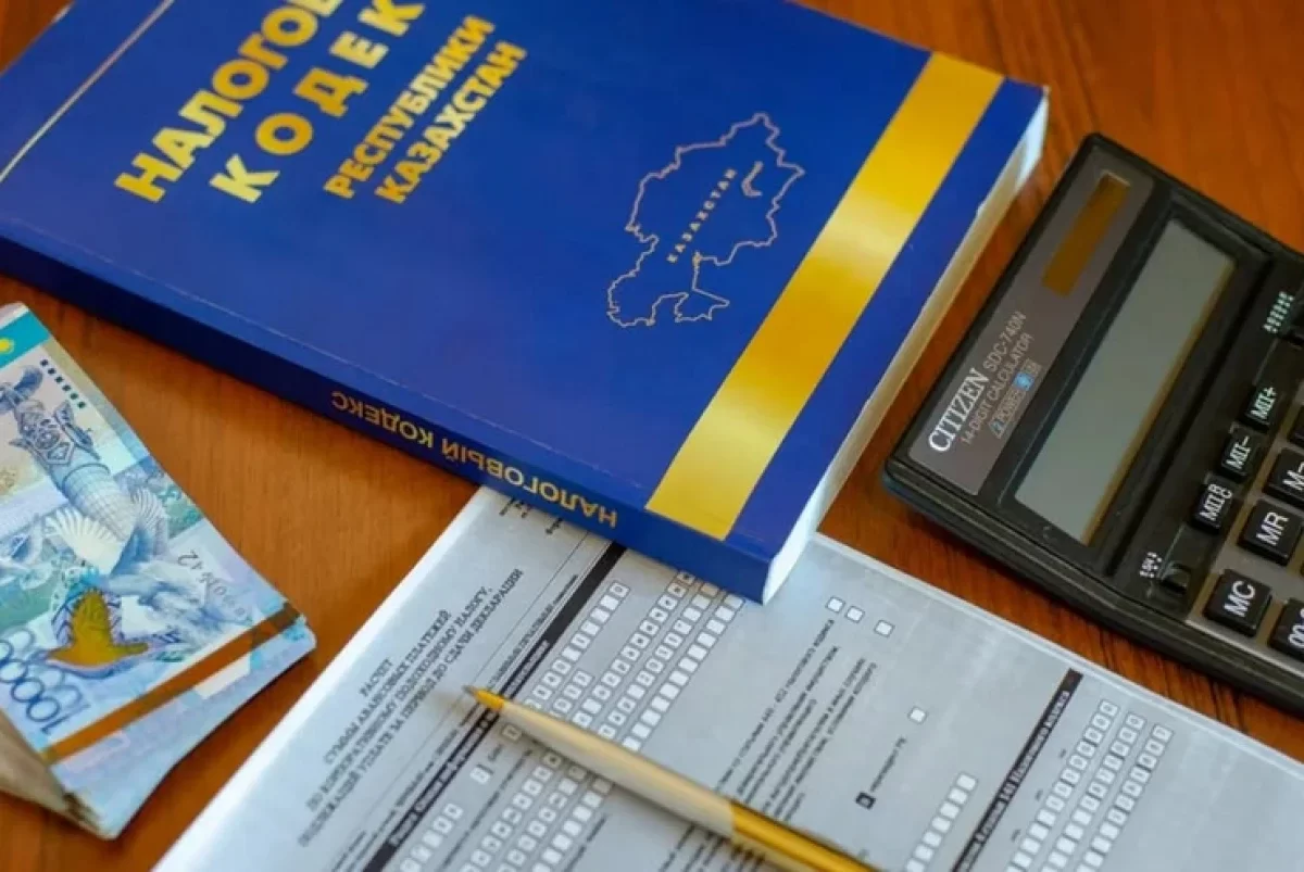Казахстанцев с долгами по налогам внесли в новые списки