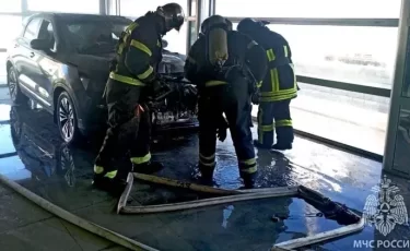 Китайский кроссовер загорелся прямо в автосалоне