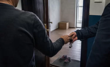 У казахстанцев забирают жилье за долги по алиментам