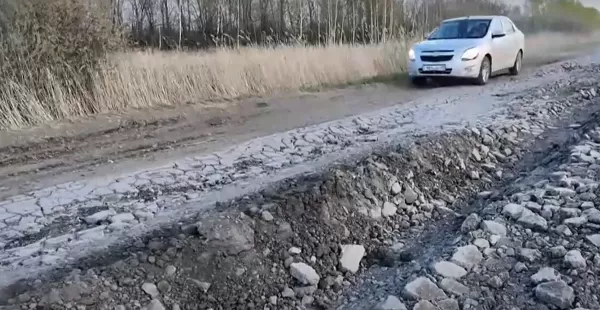 Казахстанцы предлагают ездить на танке из-за плохой дороги