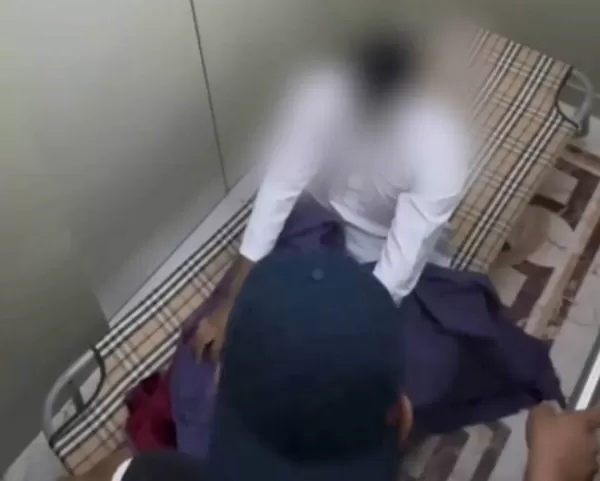 В Казахстане блогеры устроили пугающий "трупный пранк" в лифте