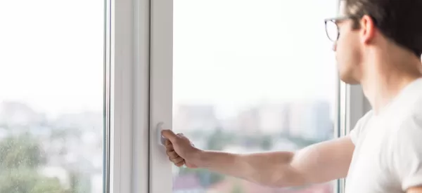 Нужно ли закрывать окно при включённом кондиционере?