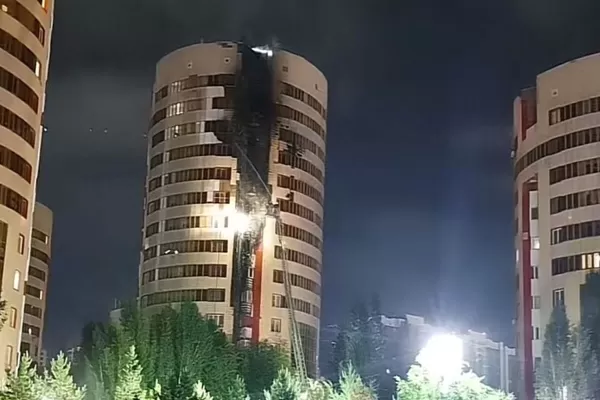 В Астане загорелся фасад жилого комплекса «Семь бочек»