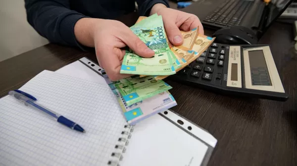 Некоторым казахстанцам простят кредиты и долги
