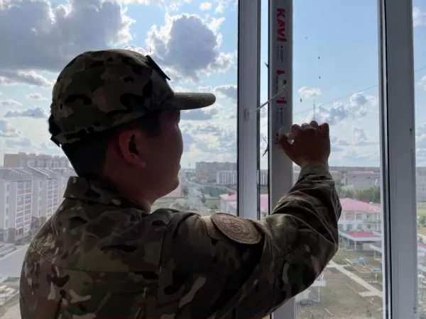 МЧС РК бесплатно устанавливает замки на окна в многоэтажках