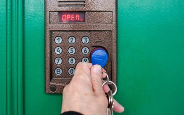 Домофон не работает, а счета идут: кто ответит за навязанные платежи