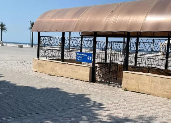 "Гостиницу" устроили из общественного туалета на набережной в Актау