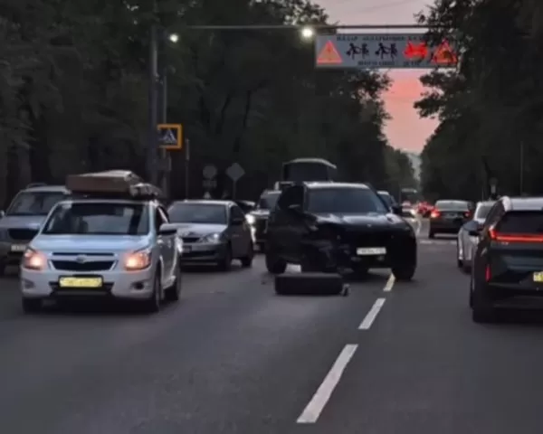 Казахстанец пожертвовал BMW, чтобы спасти пешеходов от колеса КамАЗа