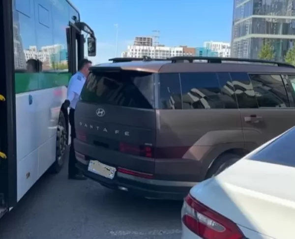 В ДТП с автобусом попал астанчанин из-за неожиданной функции Hyundai Santa Fe