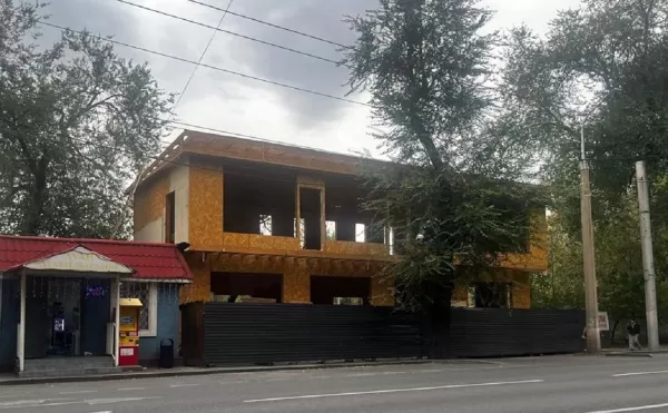 Алматинца заставили снести двухэтажное здание в центре города
