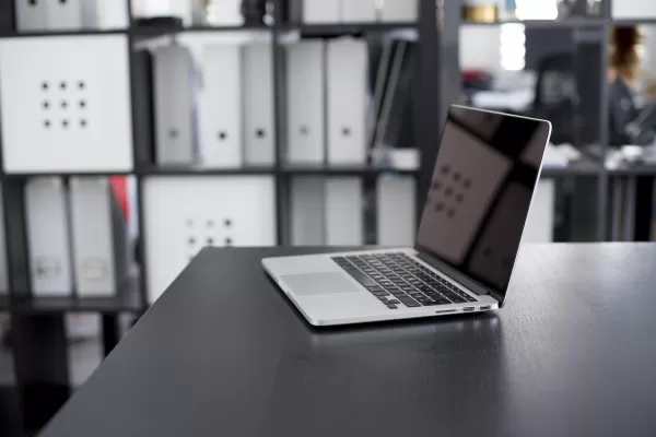 Новый MacBook Pro продается без зарядного устройства