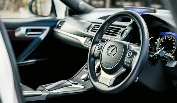 В России запретили ввоз праворульных и гибридных авто