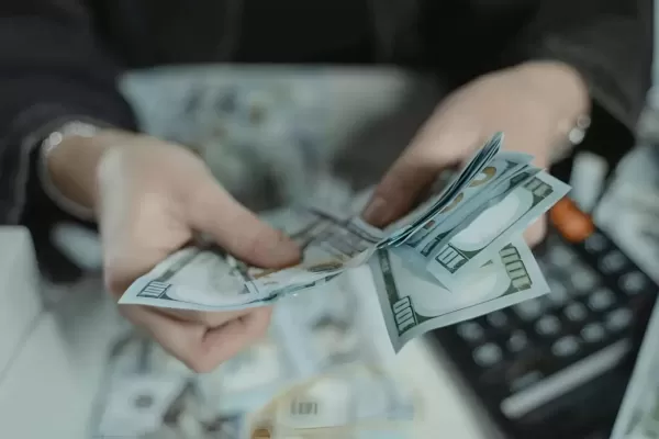Как казахстанцам защитить себя при покупке валюты