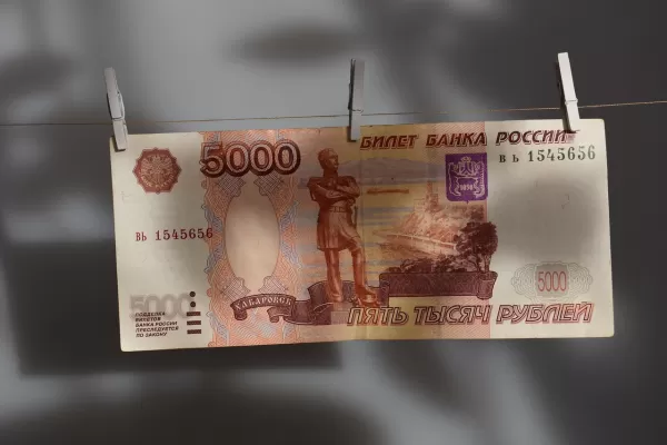 Казахстанцы массово сдают рубли: в чем причина