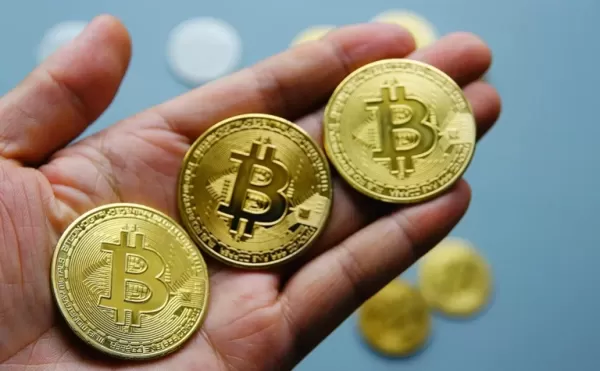 Биткоин упал на 6% из-за эскалации на Ближнем Востоке