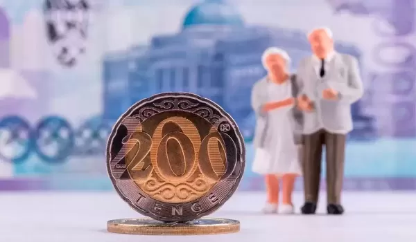 Казахстанцы массово снимают пенсии: что происходит