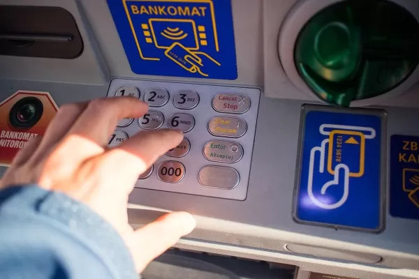 Казахстанцам дали совет перед снятием денег в банкомате