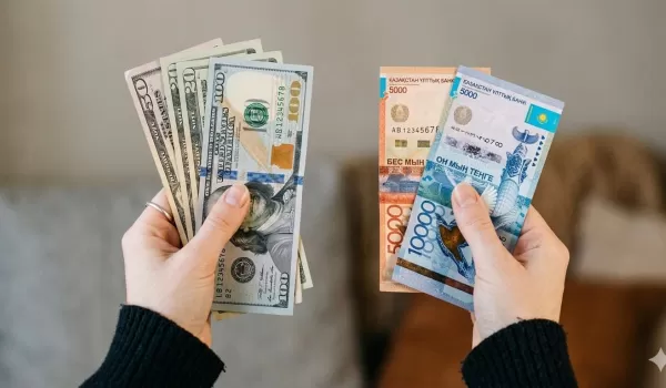 Казахстанцам назвали банки, в которых выгоднее менять доллар