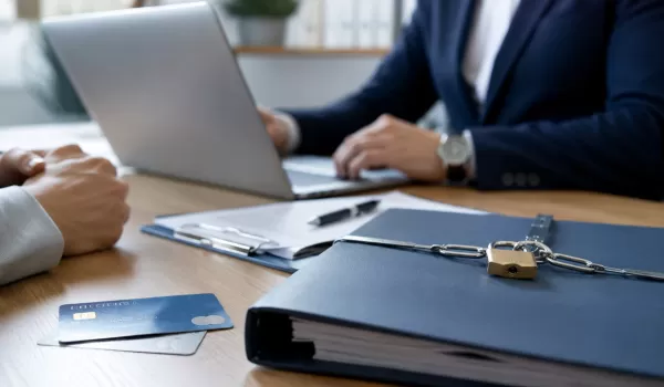 Home Credit и Halyk Bank наказали за нарушения