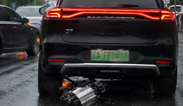 У электромобиля BYD выпал мотор прямо на дороге