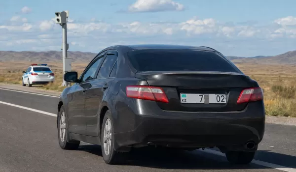Скотч на номере не спас от камер: водителю Camry грозит год без прав