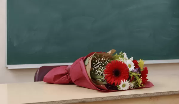 В школах Казахстана запретили дарить цветы учителям