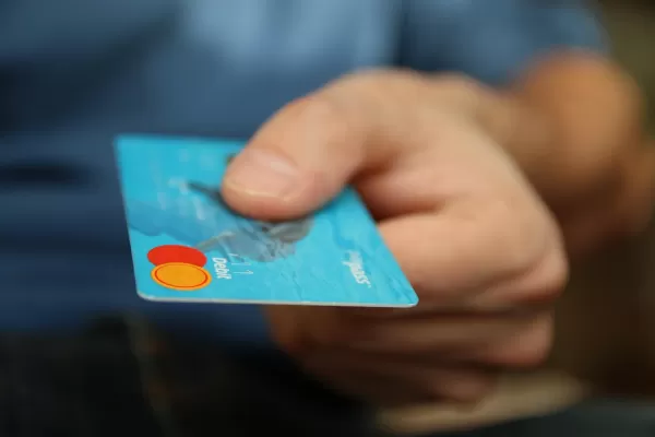 Карту заблокировали из-за перевода: как выбраться из банковского «черного списка»