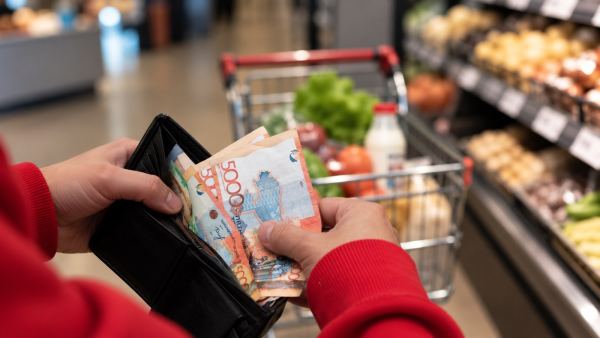 Казахстанцы за три года стали на четверть беднее из-за роста цен