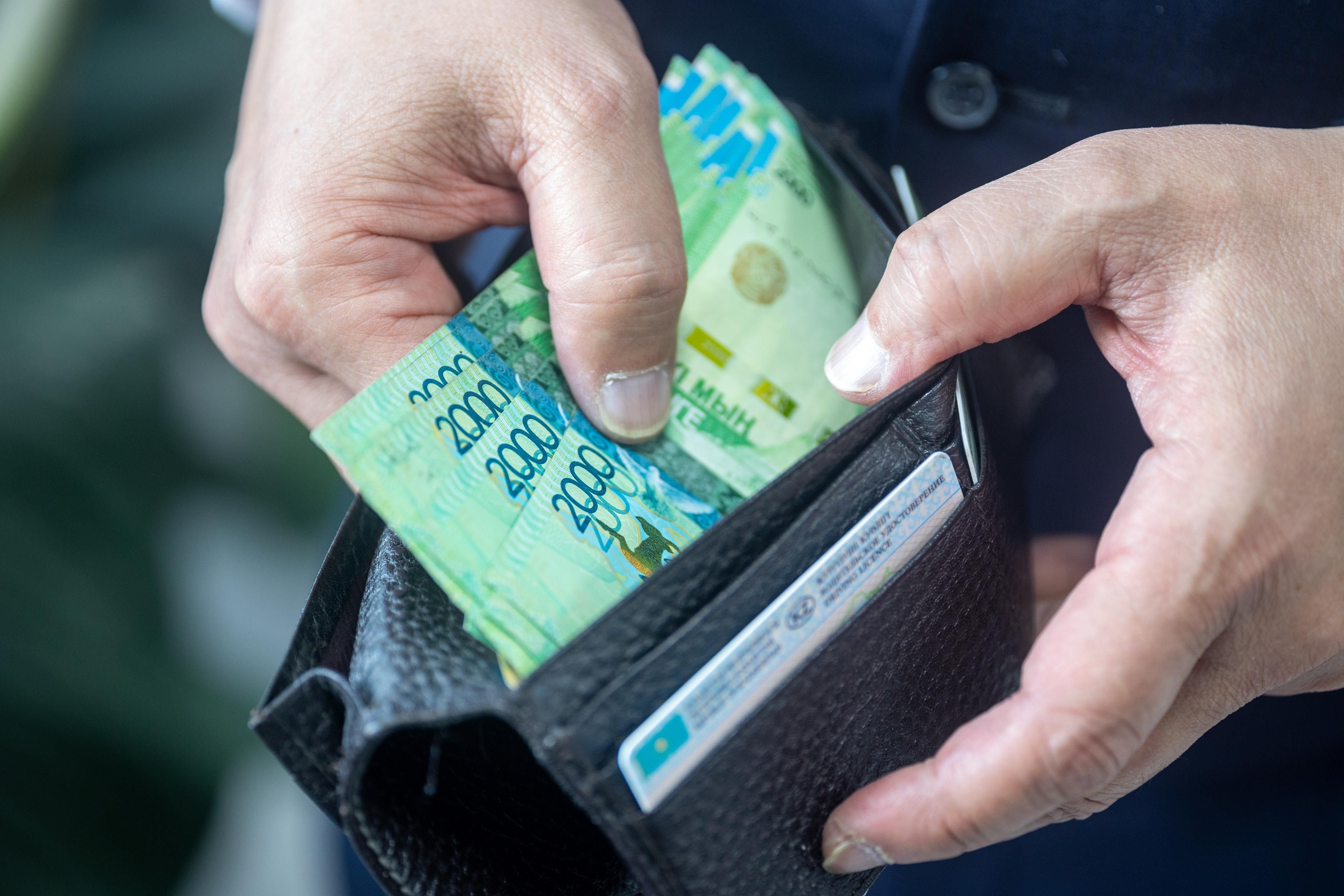 Более половины казахстанцев не откладывают деньги