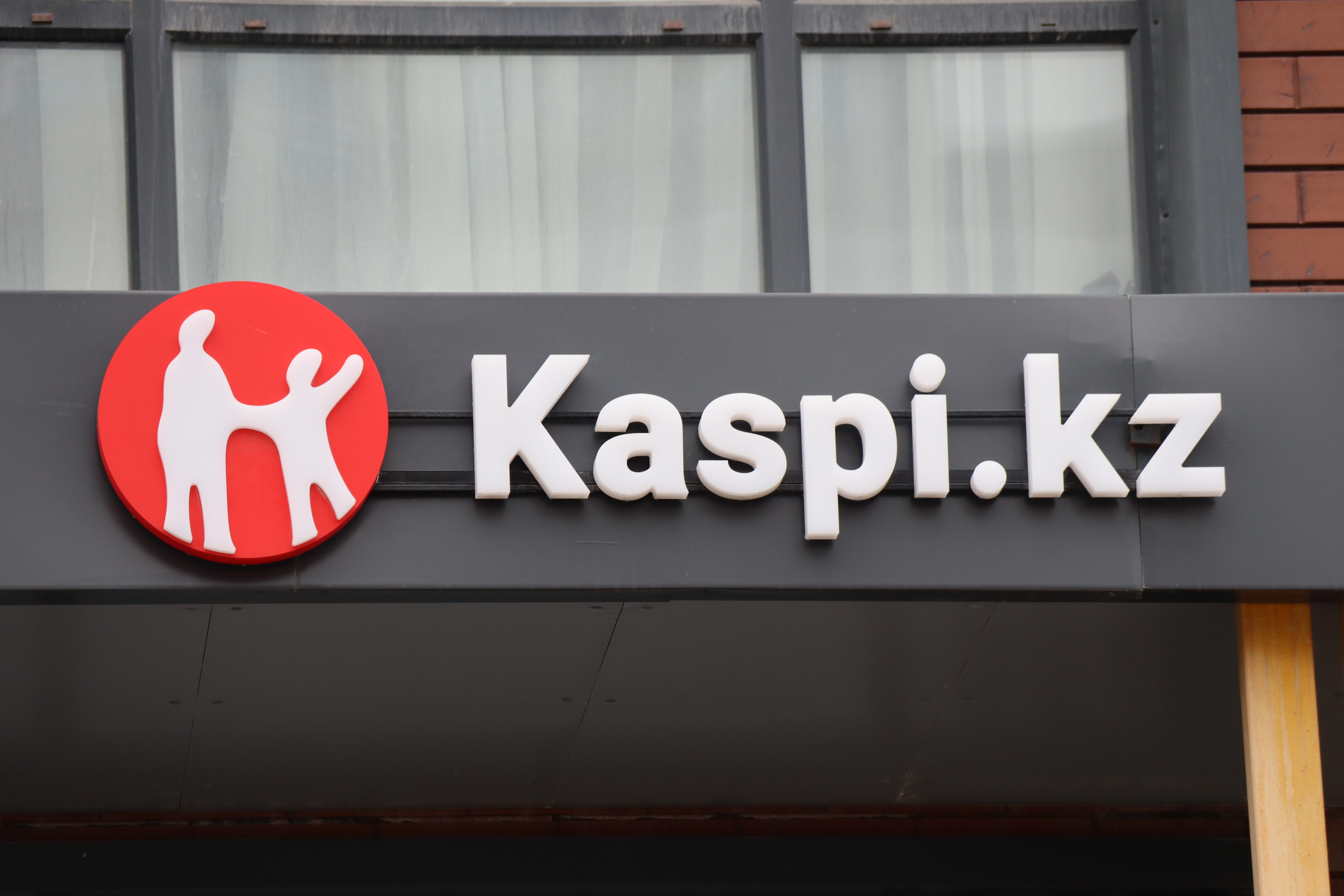 Деньги вместо покупки: чем опасно обналичивание Kaspi Red и рассрочки